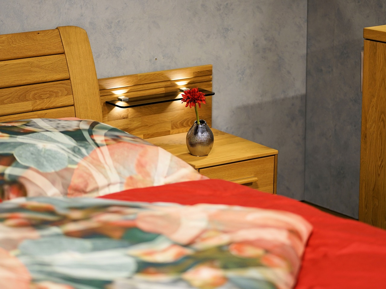 Jak przy pomocy dodatków urozmaicić wygląd sypialni? Urządzenie sypialni – lampa sufitowa do sypialni, obrazy do sypialni