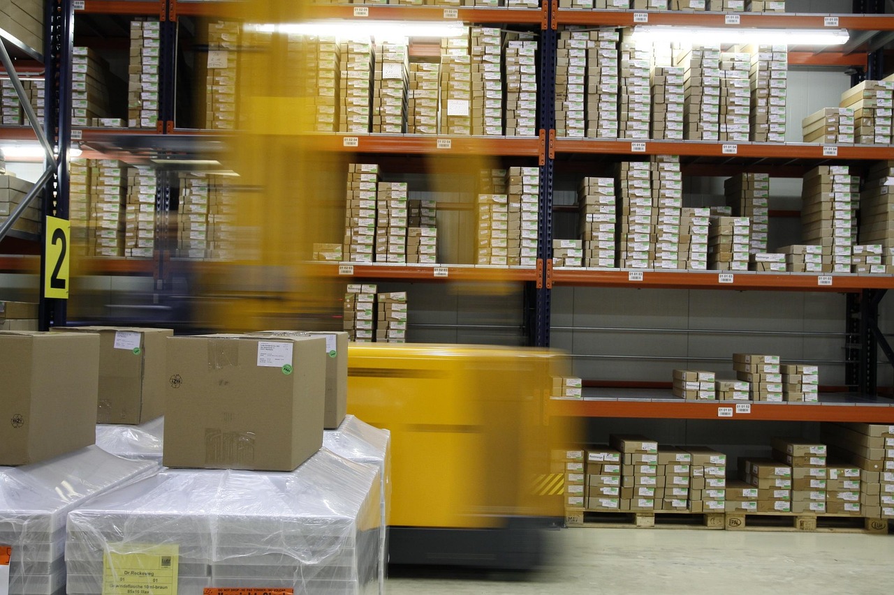 Producent opakowań kartonowych – jakie rozwiązania wybrać do e-commerce, transportu i ekspozycji produktów